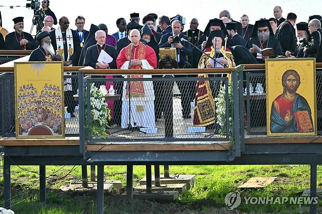 "인류, 화해 갈망" (이즈니크 AFP=연합뉴스) 28일(현지시간) 오후 교황 레오 14세(가 바르톨로메오스 1세 콘스탄티노플 총대주교와 함께 니케아 공의회 1천700주년을 기념하는 '그리스도교 일치 기도' 행사에 참여하고 있다. 2025.11.29 photo@yna.co.kr