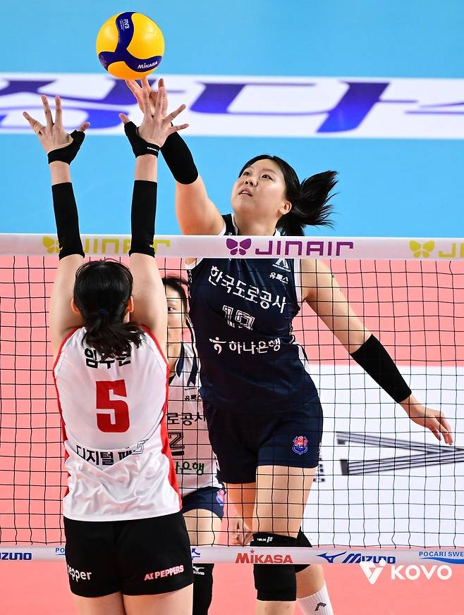 공격하는 한국도로공사의 이지윤(오른쪽)  [한국배구연맹 제공. 재판매 및 DB 금지]