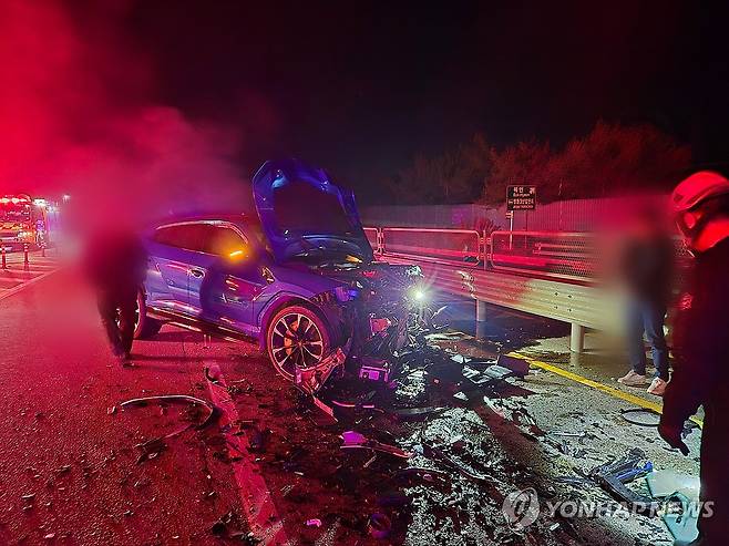 정읍서 역주행 교통사고 (정읍=연합뉴스) 29일 0시 28분께 전북 정읍시 북면의 한 교차로 인근에서 역주행하던 폭스바겐 승용차가 람보르기니 승용차와 충돌해 1명이 사망하고 3명이 다쳤다. 사진은 사고 모습. 2025.11.29 [전북특별자치도소방본부 제공. 재판매 및 DB 금지] doo@yna.co.kr