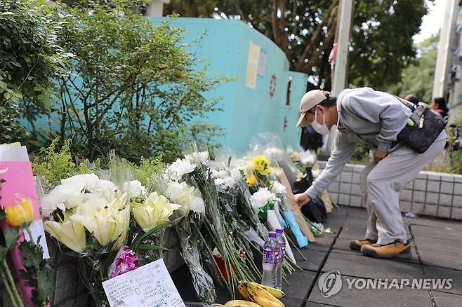 홍콩 화재 피해자를 추모하며 (홍콩=연합뉴스) 박수현 기자 = 29일(현지시간) 대형 화재가 발생한 홍콩 북부 타이포의 아파트 단지 '웡 푹 코트' 인근에서 한 시민이 헌화하고 있다. 2025.11.29 suri@yna.co.kr