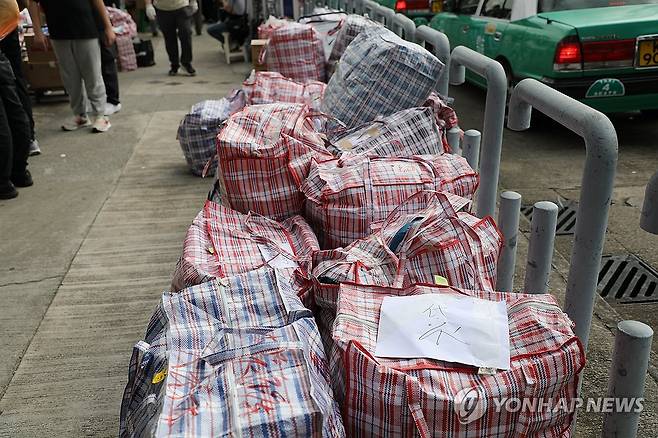 타이포 마켓역 앞에 놓인 홍콩 화재 피해자를 위한 구호품 (홍콩=연합뉴스) 박수현 기자 = 29일(현지시간) 홍콩 북부 타이포마켓역 앞에 '웡 푹 코트' 화재 피해자를 위한 구호물품이 쌓여있다. 2025.11.29 suri@yna.co.kr