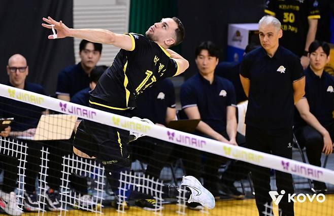 스파이크하는 KB손해보험의 비예나(왼쪽) [한국배구연맹 제공. 재판매 및 DB 금지]