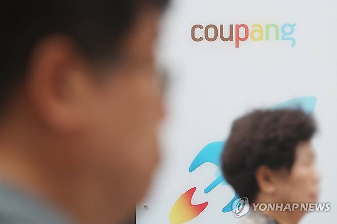 쿠팡, 분기 매출 역대 최대 (서울=연합뉴스) 강민지 기자 = 쿠팡이 올해 2분기 소비 부진에도 2천억원이 넘는 영업이익을 냈다. 미국 뉴욕증시 상장사인 쿠팡Inc에 따르면 올해 2분기 매출은 11조9천763억원(85억2천400만달러)으로 작년 같은 기간(10조357억원)보다 19% 늘며 분기 기준 최대를 기록했다. 사진은 이날 서울의 한 거리 쿠팡 앞으로 시민이 지나가는 모습. 2025.8.6 mjkang@yna.co.kr