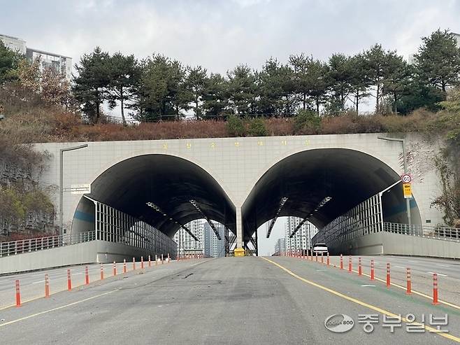30일 동탄숲 생태터널 모습. 총 8차선 도로 중앙부에 철조물로 안전을 위한 임시 보강작업을 해둔 상태다. 김이래기자