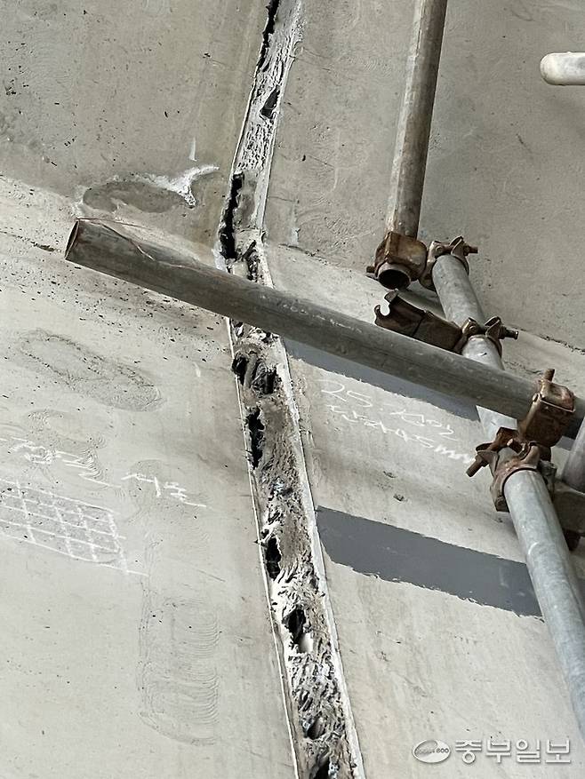 30일 동탄숲 생태터널 중앙부 벽면에서 확인된 4.5cm가량의 단차 모습. 김이래기자