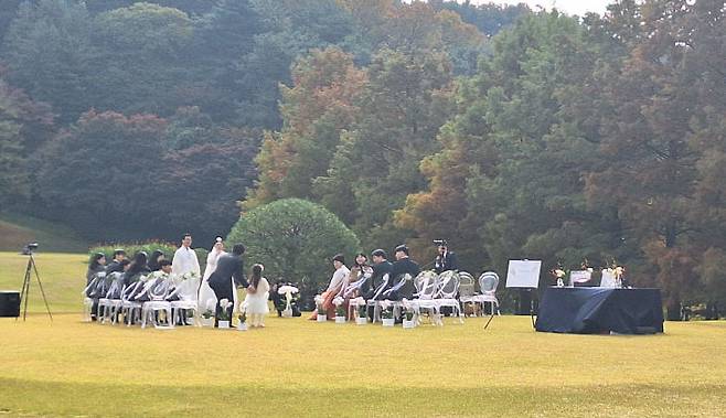 신랑 신부의 양가 부모와 형제자매 등 총 인원 20명 미만의 하객만 참여하는 스몰웨딩이 눈길을 끌고 있다.(사진=충북도 제공)