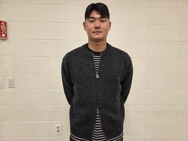 NC 다이노스 김주원이 29일 창원NC파크에서 인터뷰를 마친 뒤 사진 촬영을 하고 있다. /박신 기자