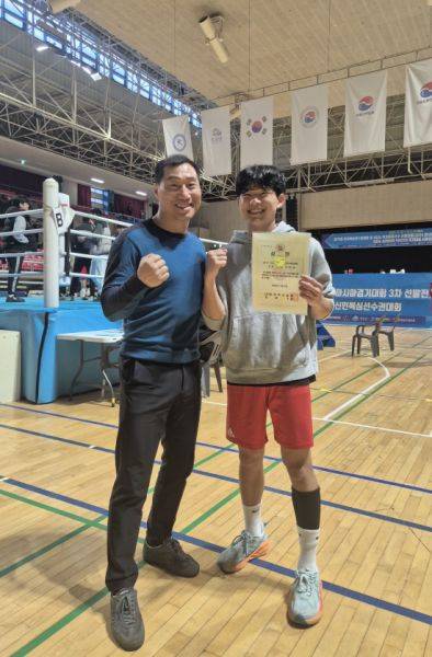 '2026 U19/U17 국가대표 선발전' 웰터급(-66㎏)에서 우승을 차지하며 U17 국가대표로 발탁된 양지성(오른쪽)이 상장을 들고 최기수 관장과 함께 기념촬영을 하고 있다. 사진=최기수복싱체육관