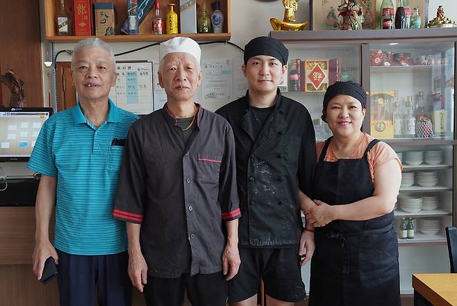 왼쪽부터 강봉기 전 대표, 강봉곤 현 대표, 강봉곤 대표의 아들과 부인.