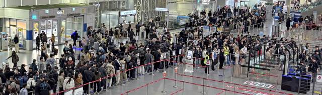 지난달 28일 오전 부산 강서구 김해국제공항 국제선 청사 2층 모습. 출국 수속을 위한 대기 줄이 긴 꼬리를 물고 이어졌다.