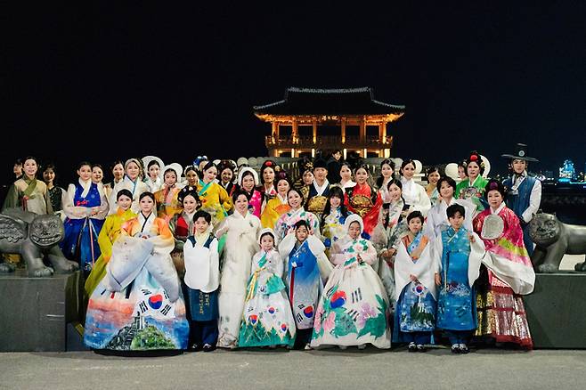 ▲ 영일대 누각 앞에서 참가자 전원이 한복 패션쇼의 피날레 단체사진을 촬영했다.