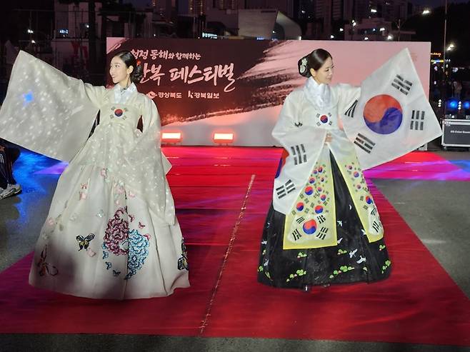 ▲ 한복을 입은 모델들이 런웨이에서 전통의 품격을 보여주고 있다.