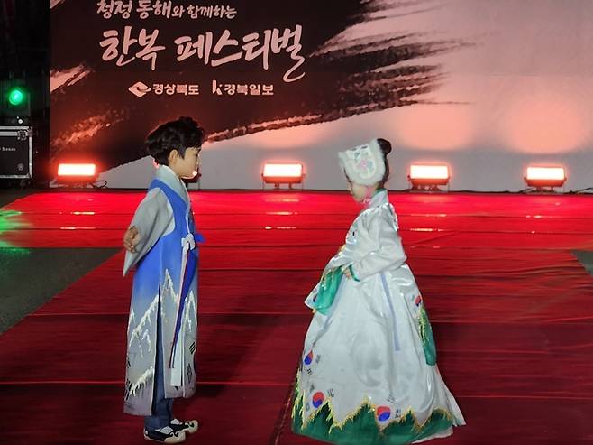 ▲ 한복을 입은 모델들이 런웨이에서 전통의 품격을 보여주고 있다.