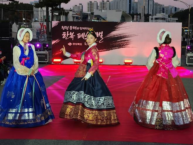 ▲ 한복을 입은 모델들이 런웨이에서 전통의 품격을 보여주고 있다.