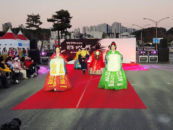 ▲ 한복을 입은 모델들이 런웨이에서 전통의 품격을 보여주고 있다.