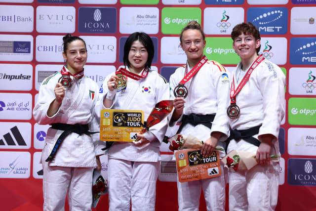 29일 아랍에미리트 아부다비에서 열린 '국제유도연맹(IJF) 2025 아부다비 그랜드슬램' 여자 57kg급에서 우승한 경상북도체육회 유도팀의 허미미 선수(왼쪽 두 번째). 경상북도체육회 제공