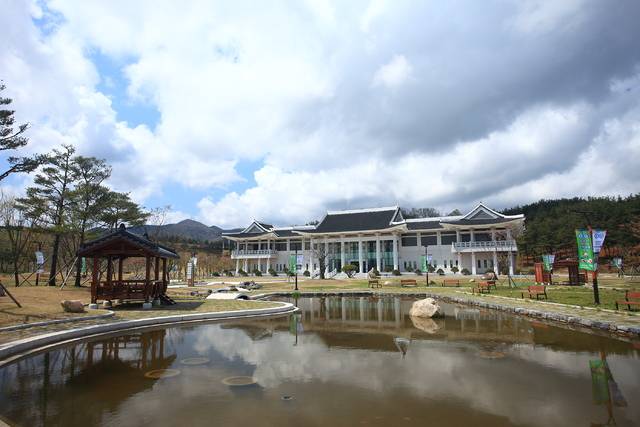 문화체육관광부 주관 '2025년 공립박물관 평가인증을 받은 경산시립박물관과 삼성현역사문화관 전경. 경산시 제공