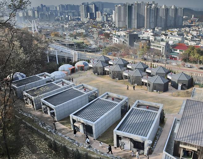 지난 26일 대구 남구 앞산 숲속 책 쉼터를 찾은 시민들이 바람채·햇살채·별빛채 등으로 구성된 쉼터 동을 거닐며 시설을 둘러보고 있다.  영남일보DB