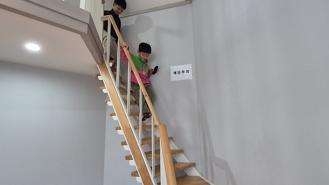 대구 남구 앞산 숲속 책 쉼터 햇살채 내부 계단을 어린이들이 내려오고 있다. 계단이 좁고 가파르다는 지적이 나온다. 조윤화 기자