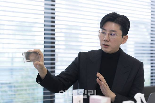 백창준 일레븐코퍼레이션 대표가 제품을 들고 설명하고 있다.(사진=일레븐코퍼레이션)