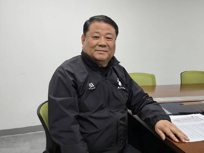 45년 간 핸드볼 심판으로서 한 길을 걸어온 '한국 핸드볼의 산역사' 한재우 한국핸드볼연맹(KOHA) 심판본부장. 사진=이석무 기자