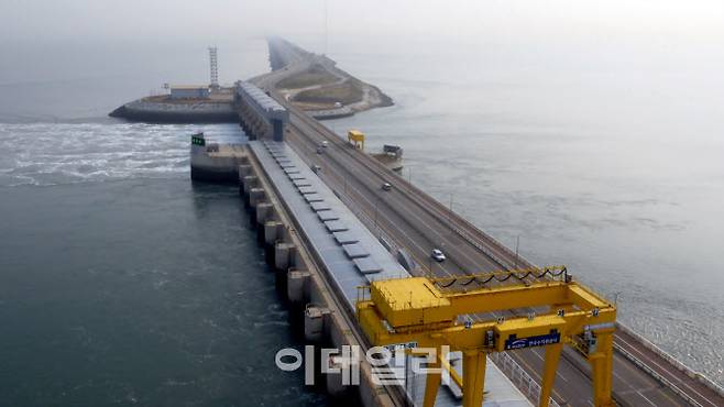 안산시 단원구와 시흥시 오이도를 잇는 시화방조제 한가운데에 자리한 시화호조력발전소. (사진=수자원공사)