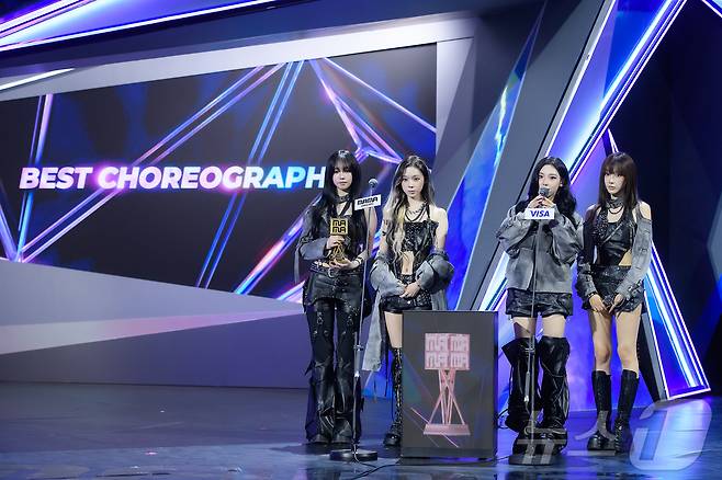 에스파카 29일(현지시각) 오후 홍콩 카이탁 스타디움에서 열린 대중음악 시상식 '2025 마마 어워즈'(2025 MAMA AWARDS)에서 베스트 댄스 퍼포먼스 여자 그룹상을 받은 뒤 소감을 말하고 있다. (CJ ENM 제공. 재판매 및 DB금지) 2025.11.29/뉴스1 ⓒ News1 권현진 기자