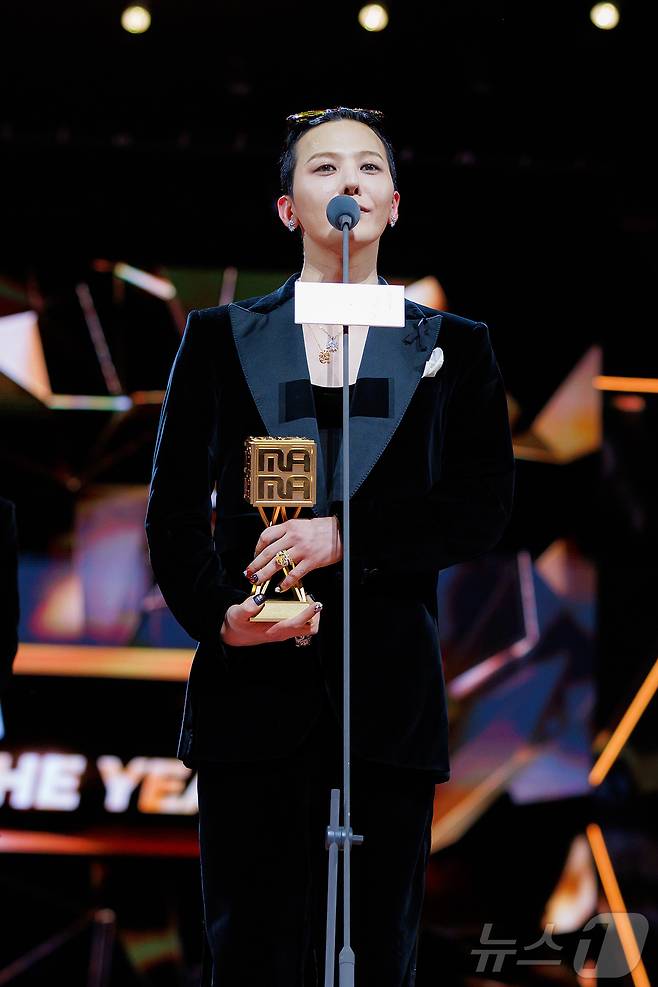 빅뱅 지드래곤 29일(현지시각) 오후 홍콩 카이탁 스타디움에서 열린 대중음악 시상식 '2025 마마 어워즈'(2025 MAMA AWARDS)에서 VISA 올해의 가수상을 받은 뒤 소감을 말하고 있다. (CJ ENM 제공. 재판매 및 DB금지) 2025.11.29/뉴스1 ⓒ News1 권현진 기자