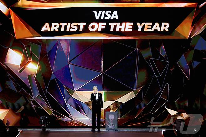 배우 저우룬파(주윤발)가 29일(현지시각) 오후 홍콩 카이탁 스타디움에서 열린 대중음악 시상식 '2025 마마 어워즈'(2025 MAMA AWARDS)에서 홍콩 아파트 화재 희생자들을 추모하고 있다. (CJ ENM 제공. 재판매 및 DB금지) 2025.11.30/뉴스1 ⓒ News1 권현진 기자