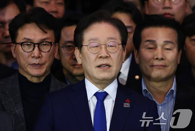 윤석열 대통령이 지난해 12월 3일 비상계엄령을 선포한 가운데 하루 뒤인 4일 새벽 서울 여의도 국회 로텐더홀에서 이재명 더불어민주당 대표 등 의원들이 비상계엄 해제 요구 결의안 통과 후 입장을 발표하고 있다. 2024.12.4/뉴스1 ⓒ News1 김민지 기자