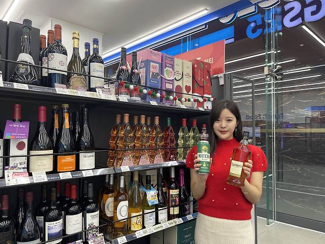 GS25는 12월 차별화 주류를 대거 출시하고 편의점 주류 전 카테고리를 총망라한 역대 최대 규모의 할인 프로모션을 진행한다.(GS25제공)