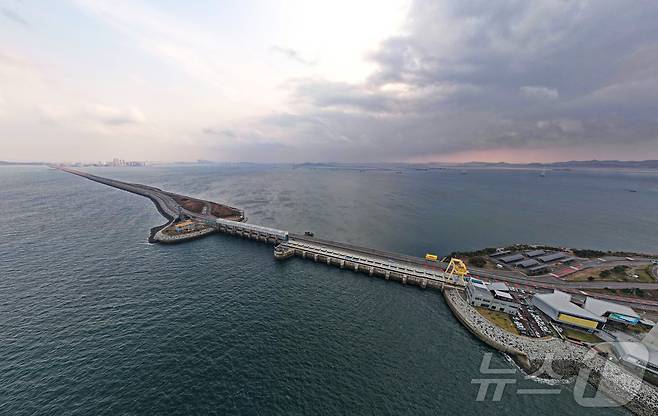 27일 경기 안산 단원구 대부동동 시화나래조력공원 인근에서 드론으로 바라본 시화호 모습. 세계 최대 조력발전소인 한국수자원공사 시화호조력발전소와 방파제를 사이에 두고 바다와 해수호가 나뉘어 있다. 2025.11.27/뉴스1 ⓒ News1 황덕현 기후환경전문기자