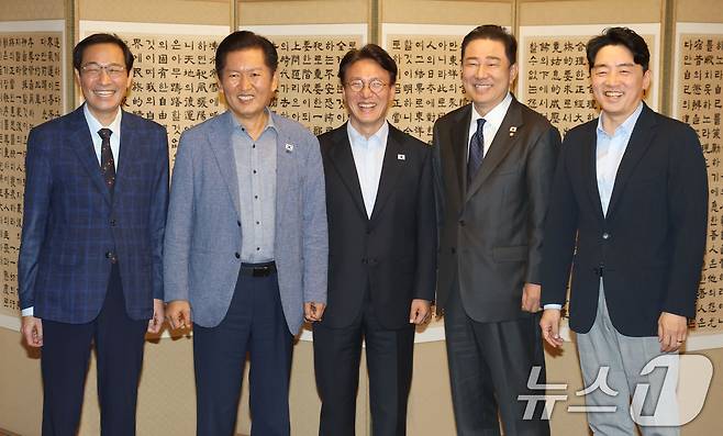 지난 9월 14일 김민석 국무총리와 정청래 더불어민주당 대표, 김병기 원내대표, 우상호 정무수석, 강훈식 대통령 비서실장이 서울 종로구 삼청동 총리 공관에서 열린 당정대 고위급 만찬회동에 참석한 모습. 2025.9.14/뉴스1 ⓒ News1 이광호 기자