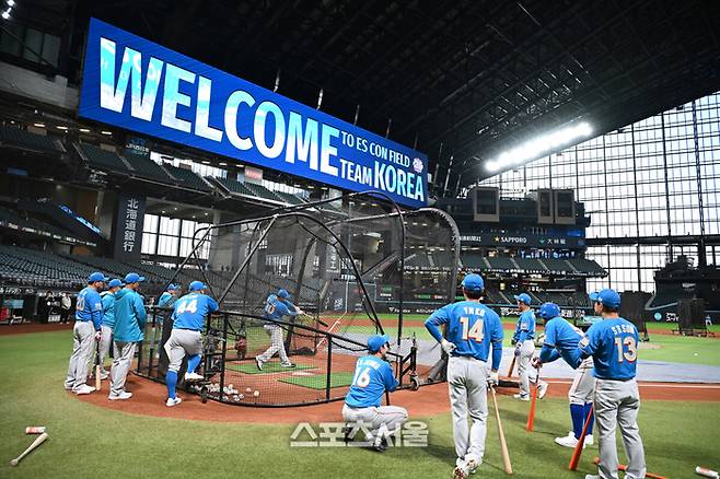 29일 일본 에스콘필드 홋카이도에서 ‘한일 드림 플레이어즈 게임’에 참가한 한국 선수들이 가볍게 몸을 풀었다. 이 게임은 한국과 일본 프로야구를 대표했던 스타들이 총  출동해 양국의 우정을 이어간다. 이대호가 프리배팅을 하고 있다. 사진 | 공동취재단
