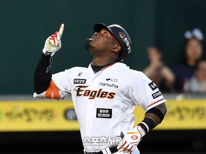 한화 페라자가 대전 한화생명 이글스파크에서 열린 2024 KBO리그 롯데와 경기에서 홈런을 때린 후 세리머니를 하고 있다. 대전 | 박진업 기자 upandup@sportsseoul.com