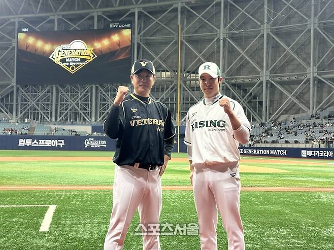 팀 라이징 감독 원태인(오른쪽)과 팀 베테랑 감독 강민호가 30일 서울 고척스카이돔에서 열린  ‘더 제네레이션 매치’에서 포즈를 취하고 있다. 고척 | 이소영 기자 sshong@sportsseoul.com
