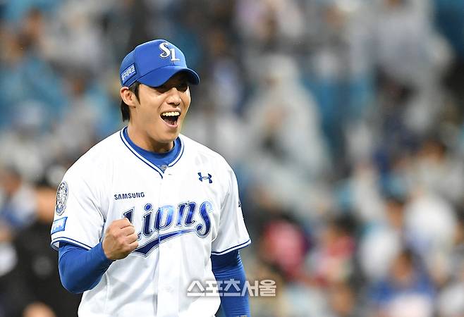 삼성 원태인이 13일 대구 삼성라이온즈파크에서 열린 2025 KBO리그 SSG와 준플레이오프 3차전 5회초 2사 2루 상황에서 SSG 에리디아를 우익수 뜬공으로 잡아낸 뒤 기뻐하고 있다. 대구 | 박진업 기자 upandup@sportsseoul.com