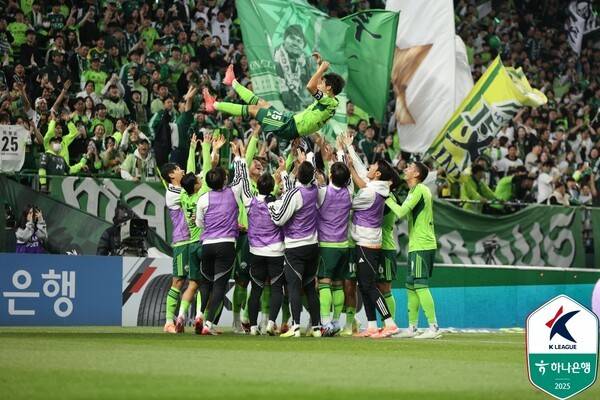 전북현대 선수단이 30일 전주월드컵경기장에서 치러진 FC서울과의 하나은행 K리그1 2025 38라운드 경기에서 득점 후 은퇴를 선언한 최철순를 위한 세리머니를 진행하고 있다. /사진=한국프로축구연맹