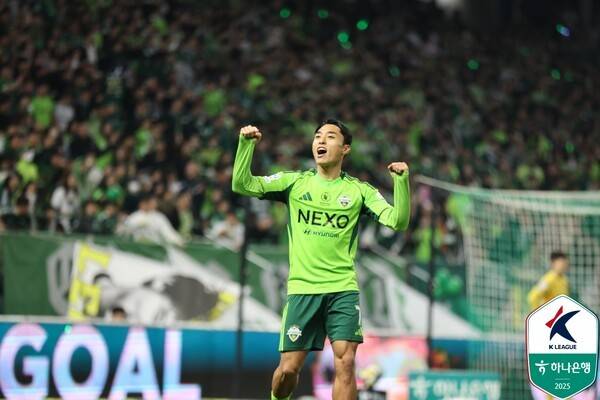 전북현대 이동준이 30일 전주월드컵경기장에서 치러진 FC서울과의 하나은행 K리그1 2025 38라운드 경기에서 득점 후 표호하고 있다. /사진=한국프로축구연맹