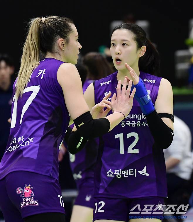 29일 수원체육관에서 열린 배구 V리그 여자부 흥국생명과 현대건설의 경기. 득점 후 기쁨을 나누는 흥국생명 레베카, 이다현. 수원=송정헌 기자songs@sportschosun.com/2025.11.29/
