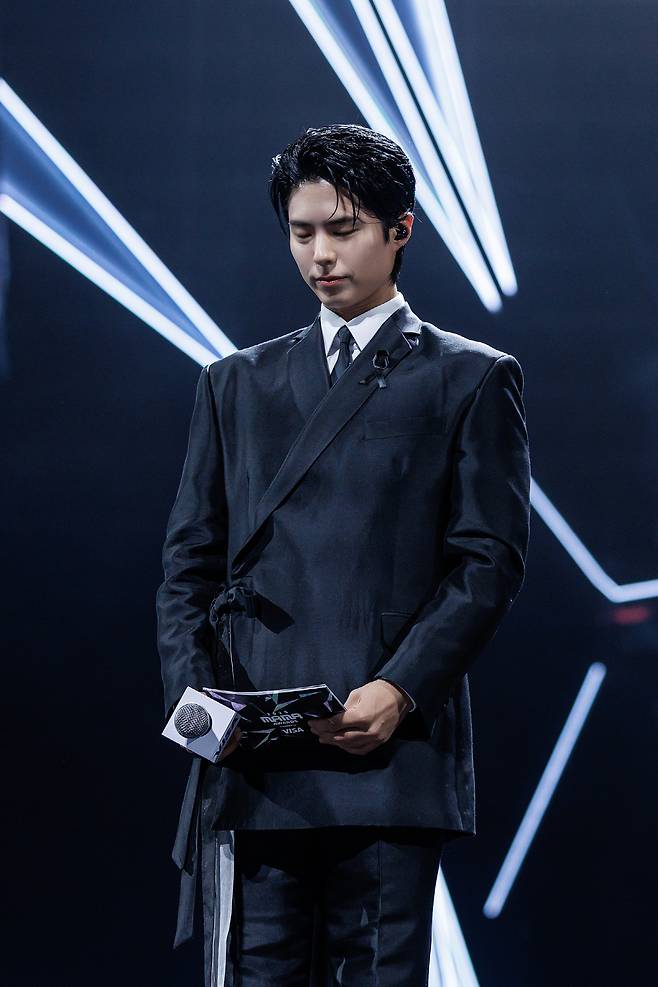 '2025 마마 어워즈' 호스트 박보검이 오프닝에서 묵념을 하고 있다. 사진 제공=CJ ENM