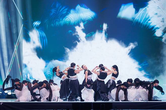 범접이 '2025 마마 어워즈'에서 퍼포먼스를 하고 있다. 사진 제공=CJ ENM