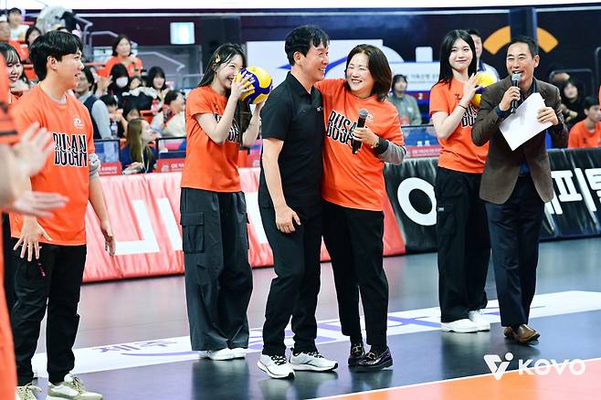 감독 통산 300승을 기념해 가족들과 함께 시구에 나선 신영철 OK저축은행 감독. 사진제공=KOVO