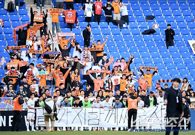 30일 울산문수축구경기장에서 열린 울산HD와 제주 SK FC의 K리그1 2025 경기. 제주가 1대0으로 승리했다. 팬들과 함께 승리의 기쁨을 나누는 제주 선수들의 모습. 울산=허상욱 기자wook@sportschosun.com/2025.11.30/
