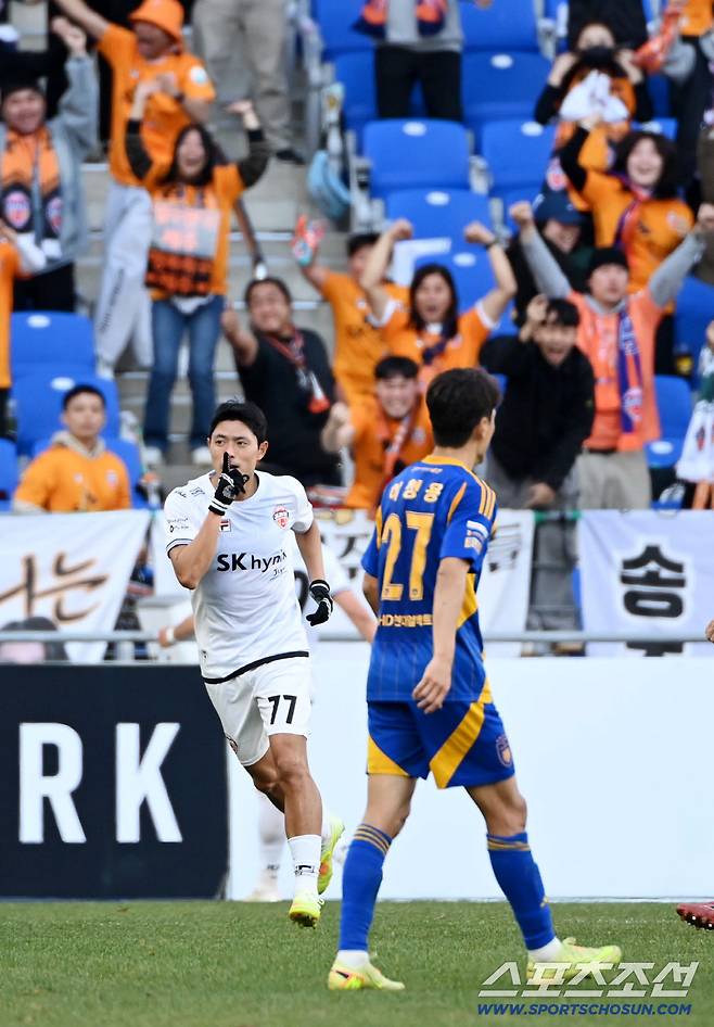 30일 울산문수축구경기장에서 열린 울산HD와 제주 SK FC의 K리그1 2025 경기. 제주 김승섭이 후반 선제골을 터뜨리며 환호하고 있다. 울산=허상욱 기자wook@sportschosun.com/2025.11.30/
