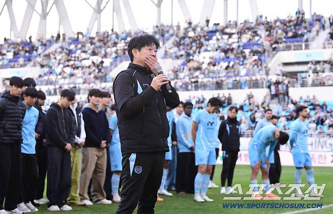 30일 대구IM뱅크파크에서 열린 K리그1 대구FC와 FC안양의 경기. 양 팀은 2-2 무승부를 기록했다. 대구FC는 강등이 확정됐다. 경기 종료 후 팬들 앞에서 눈물 흘리는 대구FC 김병수 감독. 대구=송정헌 기자songs@sportschosun.com/2025.11.30/