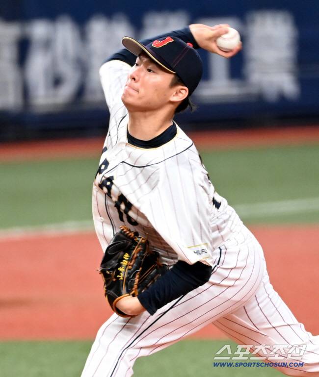 2023년 WBC 조별리그에 앞서 한신과 평가전에 등판한 야마모토. 지난해 메이저리그에 진출한 야마모토는 LA 다저스를 올해 월드시리즈 우승으로 이끌었다. 허상욱 기자