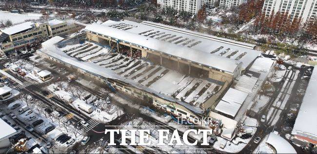 2024년 11월 28일 폭설로 붕괴된 안양농수산물도매시장 청과동 전경. /안양시