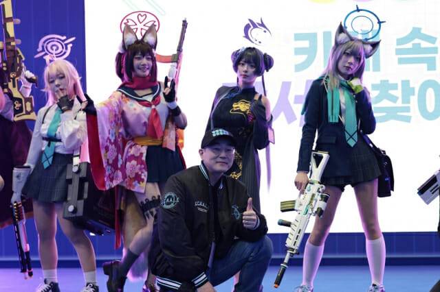 블루아카이브 코스프레 모델과 함께 한 김용하 PD