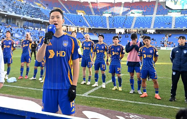 울산 정승현이 30일 제주SK와의 K리그 시즌 최종전에서 패배한 후 마이크를 잡고 팬들에게 사과하고 있다. /허상욱 스포츠조선 기자